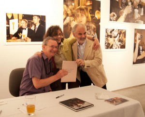 Martin Parr getting his photo taken with John Gossage and a festival-goer. Courtesy, © Susan Katz, 2009